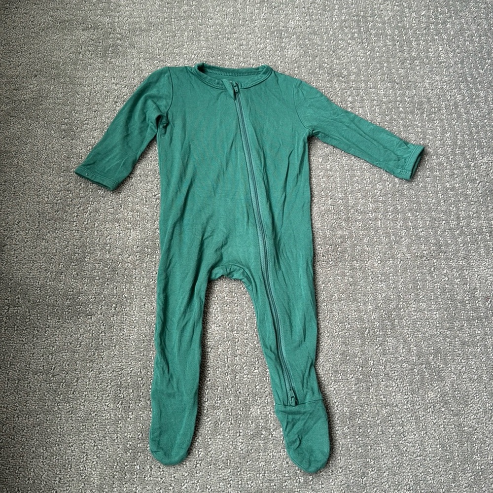 Kyte bamboo zipper footie 3-6 month. Worn only two times.